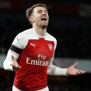 Yıldız oyuncudan s&uuml;rpriz karar! Hayranlarını &uuml;zd&uuml;