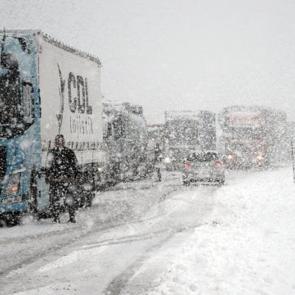 Yoğun kar kara yolunu kapattı! Ulaşım kontroll&uuml; sağlanıyor