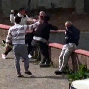 Engelli babasını azarladığını sandılar: Mahalleli meydan dayağı &ccedil;ekti