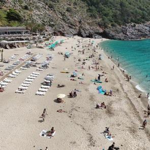 Alanya&rsquo;da nisan ayında deniz keyfi: Turistler sahillere akın etti