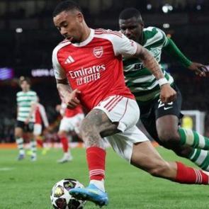 Arsenal s&uuml;rprize izin vermedi! Kaleye duvar &ouml;r&uuml;p yarı finale y&uuml;kseldiler