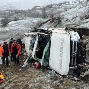 Artvin'de ambulans u&ccedil;uruma yuvarlandı: 1 &ouml;l&uuml;, 4 yaralı