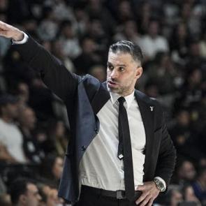 Beşiktaş'ın hocasından b&uuml;y&uuml;k başarı! Avrupa'da yılın ko&ccedil;u se&ccedil;ildi