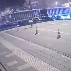 Diyarbakır'da otomobil trenle &ccedil;arpıştı! Barikatlara rağmen ge&ccedil;ti...