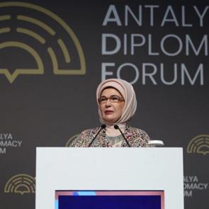 Emine Erdoğan, Antalya Diplomasi Forumu'nda "Filistin İ&ccedil;in Tek Y&uuml;rek" temalı etkinliğe katıldı