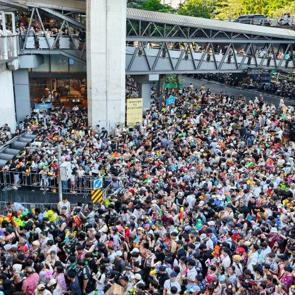 Evleri, sokakları, birbirlerini yıkadılar! Tayland&rsquo;ın en b&uuml;y&uuml;k festivali başladı