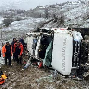 Hasta taşıyan ambulans, u&ccedil;uruma yuvarlandı: 1 &ouml;l&uuml;, 4 yaralı