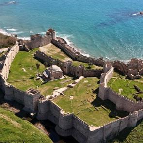 İbadetin 700 yıldır devam ettiği yer! Fethin manevi sembol&uuml;: Mamure Kalesi Camii