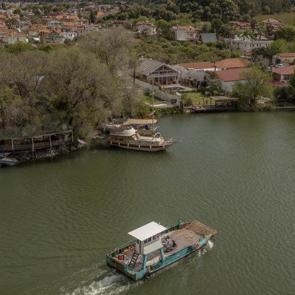 Muğla&rsquo;da 50 saniyelik yolculuk: T&uuml;rkiye&rsquo;nin en kısa feribotu Dalyan Kanalı&rsquo;nda