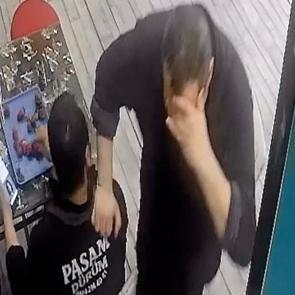 Nefes borusuna &ccedil;ilek ka&ccedil;an d&ouml;ner ustasını kurye hemlich manevrasıyla kurtardı