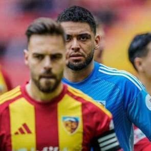 S&uuml;per Lig ekibinde kaleci, taraftarı karşısına aldı: Elin uzamıyor, dilin durmuyor