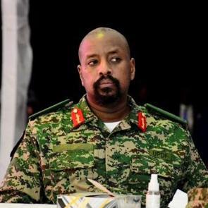 Ugandalı general yine T&uuml;rkleri hedef aldı: Al&ccedil;aklıkta sınırı aştı!