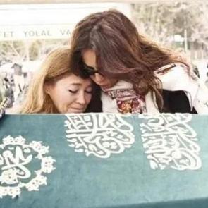 &Uuml;nl&uuml; menajer Selin Boronkay'ın itirazı kabul edildi! Annesinin mezarı a&ccedil;ıldı