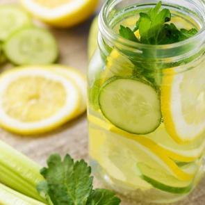 Kış kilolarına elveda: Yağ yakımını destekleyen detoks tarifi! 