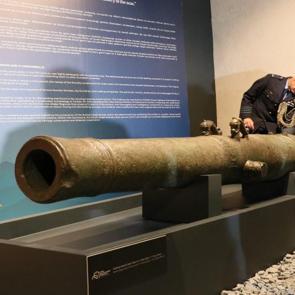 Yer: İzmir! S&ouml;k&uuml;me gelen gemide tarihi bronz gemi topu ve g&uuml;lleler bulundu