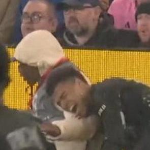 Yine Liverpool stadı yine olay! PSG'nin yıldızı mikrofon standına &ccedil;arparak sakatlandı