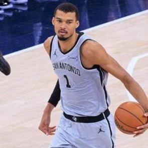22 yaşındaki Wembanyama, NBA'de tarihe ge&ccedil;ti