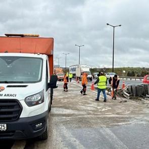 Anadolu Otoyolu'nda ulaşımı aksatan kaza! Bariyere girdi