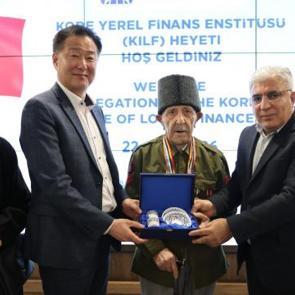 Bağcılar Belediyesi&rsquo;nde duygulandıran an! Koreli heyet 97 yaşındaki gaziyle buluştu