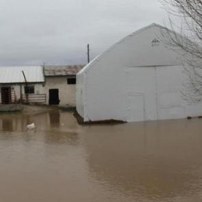 Baraj taştı, k&ouml;y tamamen sular altında kaldı