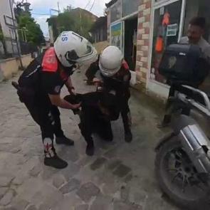 Boğazına şeker ka&ccedil;an motorcuyu polis Heimlich manevrasıyla kurtardı