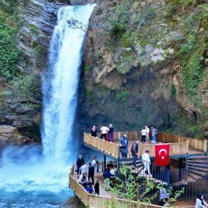 Cennetten bir k&ouml;şe gibi: Kara&ccedil;ay Şelalesi&rsquo;nde oluşan manzaralar mest etti