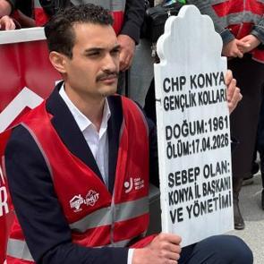 CHP'li gen&ccedil;lerden mezar taşlı eylem: 'Demokrasiye karşı' deyip istifa istediler