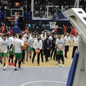 Cumhurbaşkanı Şara, dostluk ma&ccedil;ı &ouml;ncesi basketbol oynadı