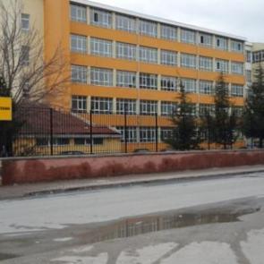 &Ouml;ğrencilerin g&uuml;venliği i&ccedil;in kurulan turnike sistemine Eğitim Sen'den tepki!