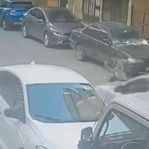 Pendik'te ara&ccedil;ların arasından yola fırlayan &ccedil;ocuğa otomobil &ccedil;arptı