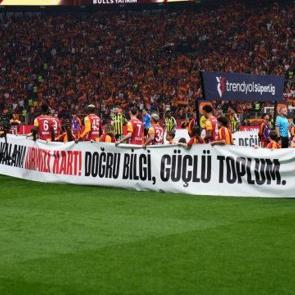 Galatasaray-Fenerbah&ccedil;e derbisinde anlamlı mesaj: "Dezenformasyona kırmızı kart"