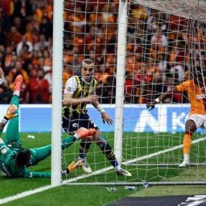 Galatasaray RAMS Park'ta Fenerbah&ccedil;e'yi yenmekte zorlanıyor!
