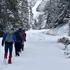 Ilgaz Dağı&rsquo;nda nisanda kar s&uuml;rprizi: Doğaseverlerden kış y&uuml;r&uuml;y&uuml;ş&uuml;