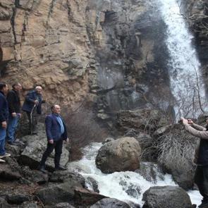 İlk defa b&ouml;yle g&ouml;rd&uuml;ler: Erciyes Dağı eteklerindeki şelale 10 yılın ardından aktı