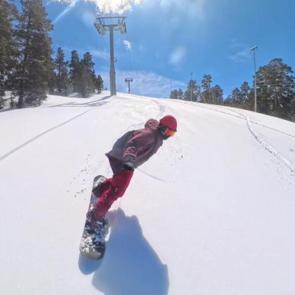 Kars&rsquo;ta bahar ortasında snowboard macerası: Bayraktepe Zirvesi'ne zorlu tırmanış