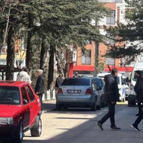 Halı &ccedil;ırpma kavgası kanlı bitti: 2 &ouml;l&uuml;