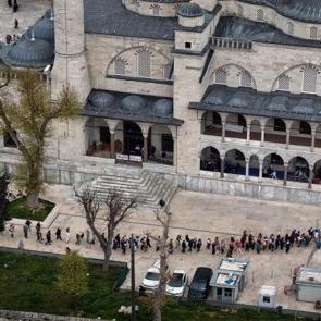Metrelerce kuyruk oluştu: Restorasyonu tamamlanan Sultanahmet Camii&rsquo;ne ilgi b&uuml;y&uuml;k