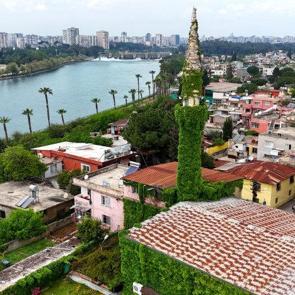 Minaresine kadar sarmaşık kaplı cami, g&ouml;renleri kendine hayran bırakıyor
