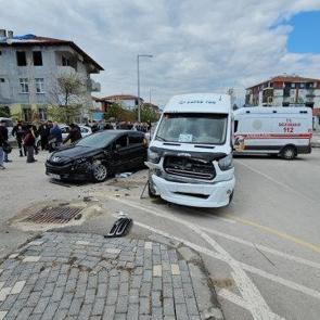 Tokat&rsquo;ta servis minib&uuml;s&uuml; otomobille &ccedil;arpıştı: 10 yaralı