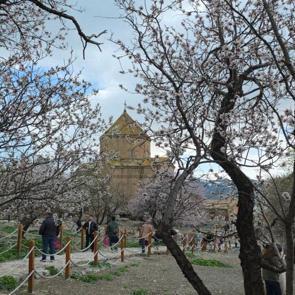 &Ouml;nceden gelmediklerine pişman oldular: Akdamar Adası&rsquo;na yoğun ilgi