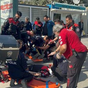 Otomobil yunus polislerin motosikletiyle &ccedil;arpıştı: 2 polis yaralı!