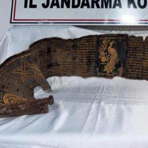 Piton derisine İbranice altın yazmalı kitap ele ge&ccedil;irildi