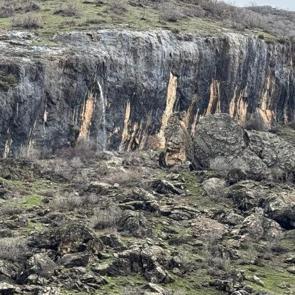 Şırnak&rsquo;ta şaşırtan manzara: 20 metre y&uuml;ksekteki kayanın i&ccedil;inden su fışkırıyor