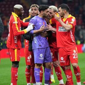 Taraftarlar &ouml;nce ıslıkladı! Ma&ccedil;tan sonra destek verdiler