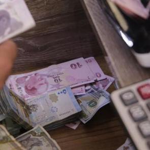 Telefonunda film izlerken hayatının şokunu yaşadı! Banka tazminat &ouml;deyecek