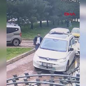 &Uuml;zerine su sı&ccedil;ratan s&uuml;r&uuml;c&uuml;n&uuml;n saldırısına uğradı; o anlar kamerada