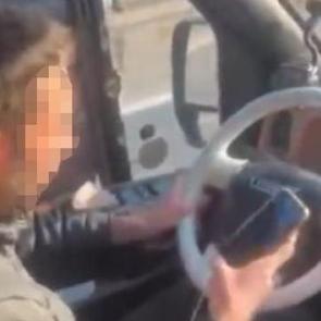 Yolcu dolu dolmuşta cep telefonuyla oynadı, faciaya davetiye &ccedil;ıkardı