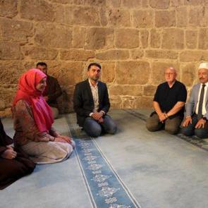 Antalya'da camileri gezen Ukraynalı yoga eğitmeni, M&uuml;sl&uuml;man oldu: Yeni ismi Meryem!