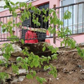 5 katlı binada panik: İstinat duvarı &ccedil;&ouml;kt&uuml;!