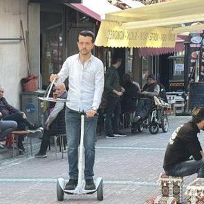 G&uuml;nde 25 bin adım atan &ccedil;aycı yorulunca &ccedil;areyi hoverboard ile serviste buldu